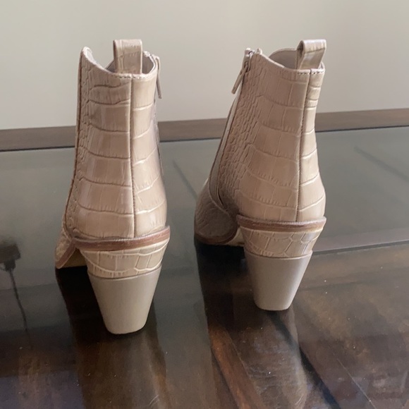 Gianni Bini
Maelyie Croc Embossed Western Booties. - Picture 5 of 10